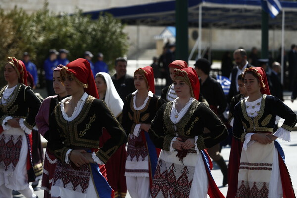 25η Μαρτίου: Φωτογραφίες από τη μαθητική παρέλαση στο κέντρο της Αθήνας