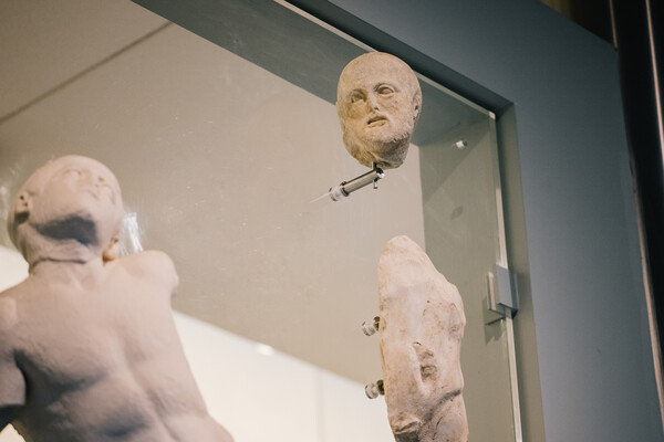 Μουσείο Ακρόπολης: Επανενώθηκαν τα τρία θραύσματα του Παρθενώνα