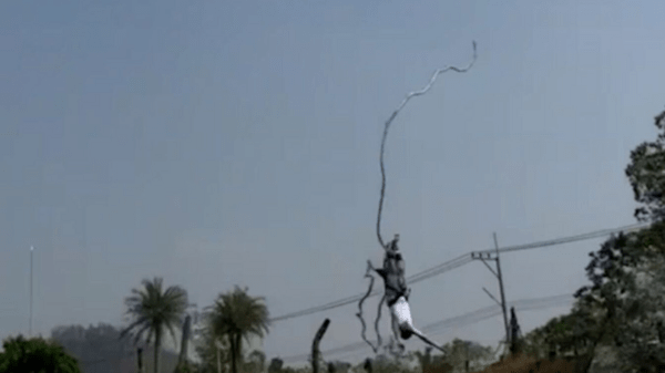 Η στιγμή που τουρίστας κάνει bungee jumping και κόβεται το σχοινί