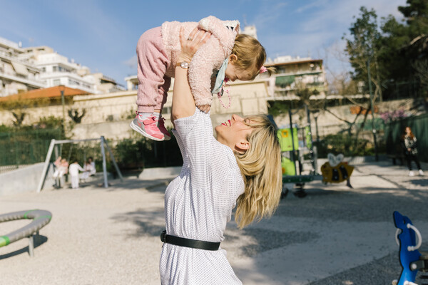 ΕΠΕΞ Η πρόκληση του να είσαι νέος γονιός στην Αθήνα του 2023