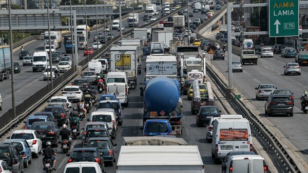 Κίνηση στους δρόμους: Καραμπόλα τεσσάρων οχημάτων στον Κηφισό –  Πού αλλού υπάρχουν καθυστερήσεις