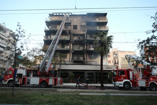 Νέα Σμύρνη: Η στιγμή που απεγκλωβίζουν μητέρα με το μωρό της- Υπό έλεγχο η φωτιά