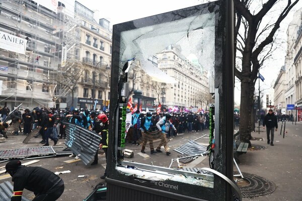 Το Παρίσι φλέγεται: Καίνε τα βουνά σκουπιδιών στους δρόμους- 457 προσαγωγές στις χθεσινές διαδηλώσεις