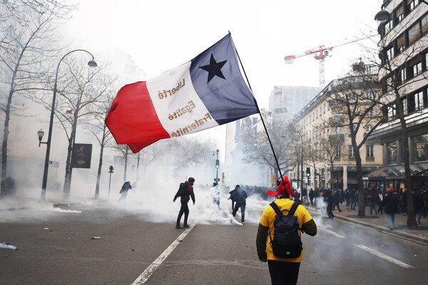 Το Παρίσι φλέγεται: Καίνε τα βουνά σκουπιδιών στους δρόμους- 457 προσαγωγές στις χθεσινές διαδηλώσεις