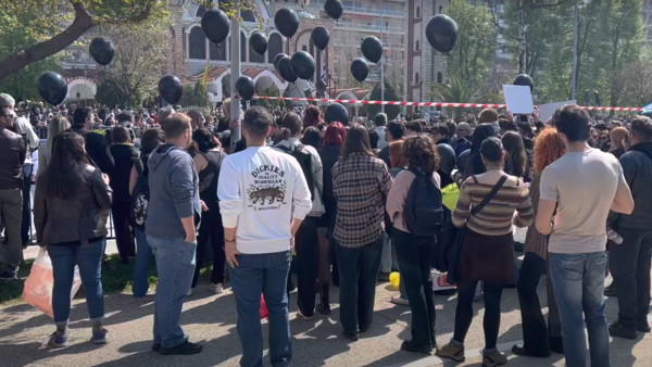Θεσσαλονίκη: Με μαύρα μπαλόνια οι φοιτητές στην παρέλαση – Διαμαρτυρήθηκαν για τα Τέμπη