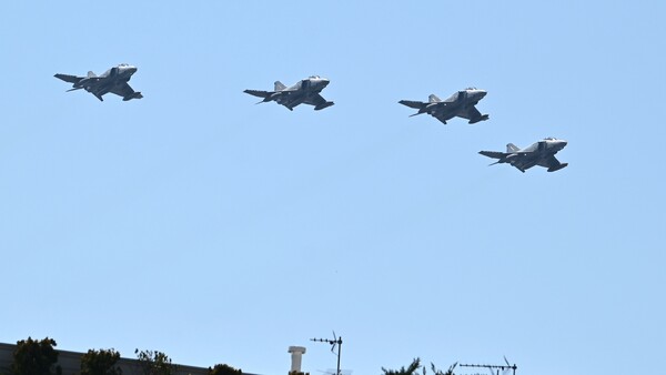 Παρέλαση 25ης Μαρτίου: Η εντυπωσιακή πτήση rafale, F-16 Viper και Απάτσι στον Αττικό ουρανό