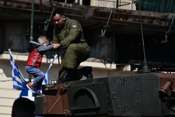 25η Μαρτίου: Τα «παρασκήνια» της στρατιωτικής παρέλασης σε 10 φωτογραφίες