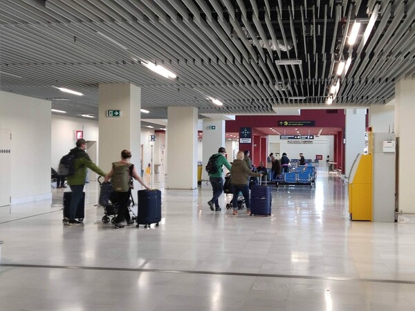 Ξεκίνησε επίσημα η τουριστική σεζόν σε Κέρκυρα και Χανιά – Πώς υποδέχτηκαν τους τουρίστες στα αεροδρόμια