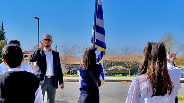 Ξάνθη: Μαθήτρια μειονοτικού σχολείου απέδωσε τον εθνικό ύμνο για την 25η Μαρτίου στη νοηματική γλώσσα