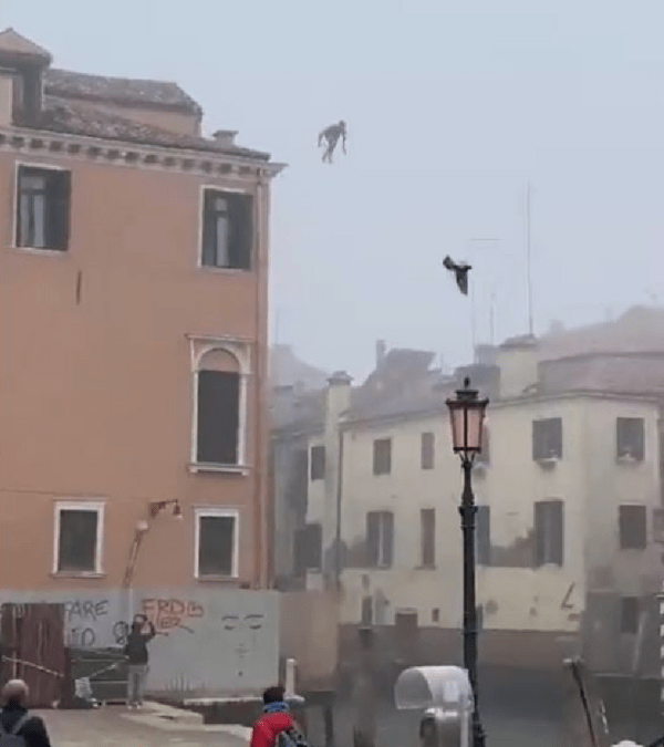 Βενετία: Ψάχνουν άνδρα που βούτηξε από τριώροφο κτίριο σε κανάλι- «Θα πάρει πιστοποιητικό ηλιθιότητας»