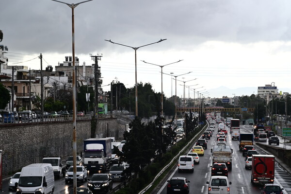 Κίνηση στους δρόμους: Καθυστερήσεις σε κεντρικά σημεία της Αθήνας- Πού υπάρχουν προβλήματα