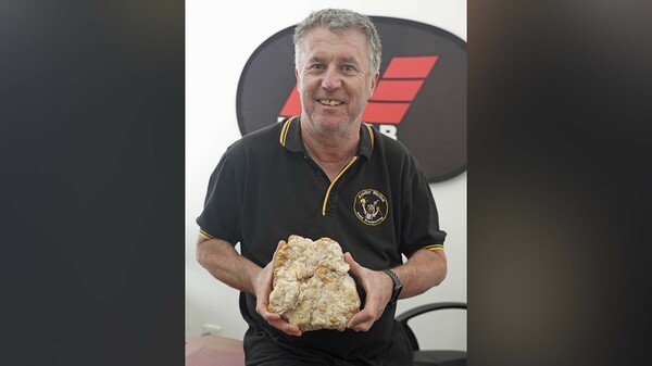 Αυστραλία: Ερασιτέχνης χρυσοθήρας βρήκε τεράστιο κομμάτι χρυσού αξίας 160.000 δολαρίων