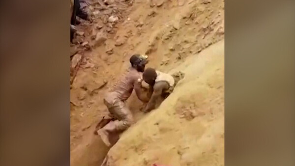 Κονγκό: Άντρες σκάβουν με τα χέρια τους για να απεγκλωβίσουν ανθρακωρύχους