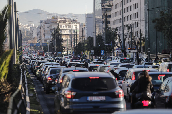 Κίνηση στους δρόμους: Καθυστερήσεις σε κεντρικές οδούς της Αθήνας