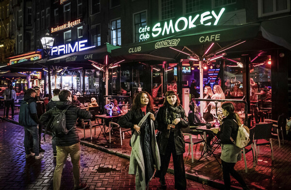 Το Άμστερνταμ δεν αντέχει άλλο τους νεαρούς Άγγλους τουρίστες