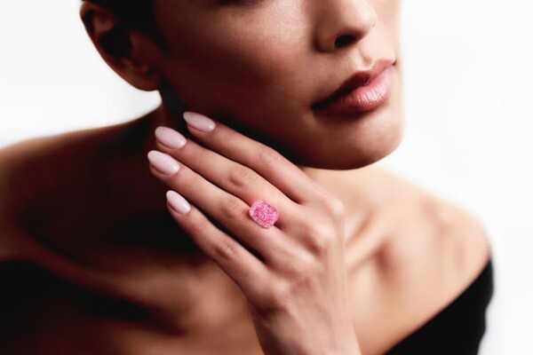 Σε δημοπρασία «εξαιρετικά σπάνιο» ροζ διαμάντι - Πάνω από 35 εκατ. $ η αξία του