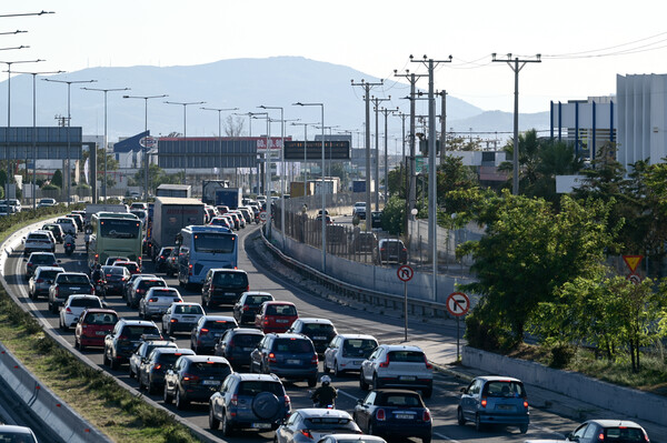 Κίνηση στους δρόμους: Δύσκολη μέρα για τους οδηγούς σε πολλά σημεία 