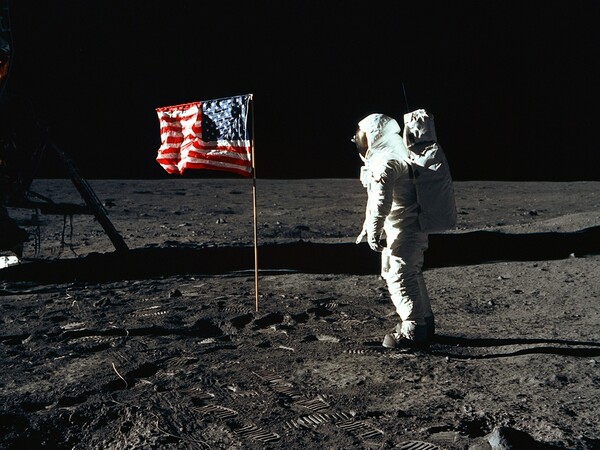Άνθρωπος στο φεγγάρι – Πόσο έτοιμοι είμαστε για την εποχή του «σεληνιακού τουρισμού»;