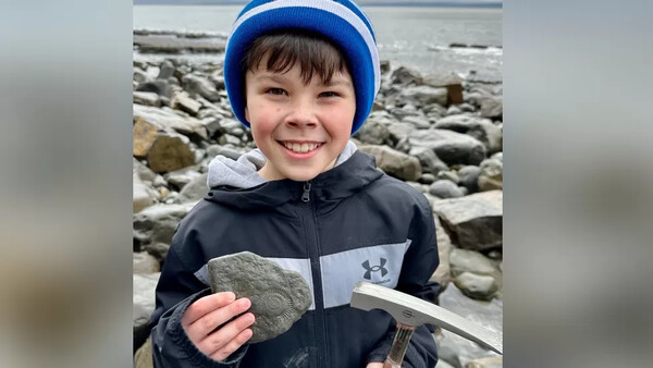 Αγόρι βρήκε αμμωνίτη 200 εκατομμυρίων ετών σε παραλία - «Σπάνιο εύρημα»