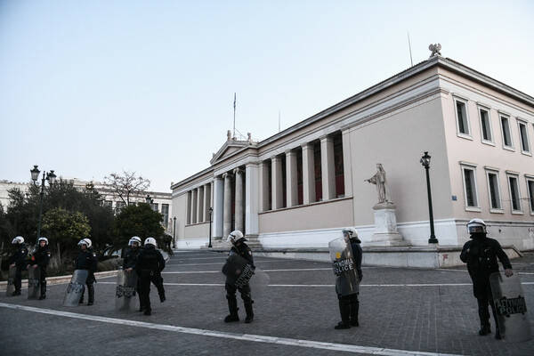 Κατάληψη ΕΚΠΑ: Εκκενώθηκε ο χώρος, προσαγωγές στη ΓΑΔΑ