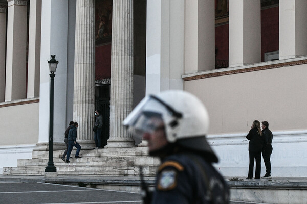 Κατάληψη ΕΚΠΑ: Εκκενώθηκε ο χώρος, προσαγωγές στη ΓΑΔΑ