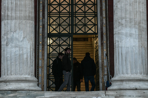 Κατάληψη ΕΚΠΑ: Εκκενώθηκε ο χώρος, προσαγωγές στη ΓΑΔΑ