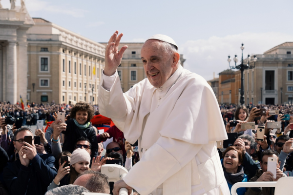 Πάπας Φραγκίσκος: Παραμένει στο νοσοκομείο, αλλά συνεχίζει να εργάζεται