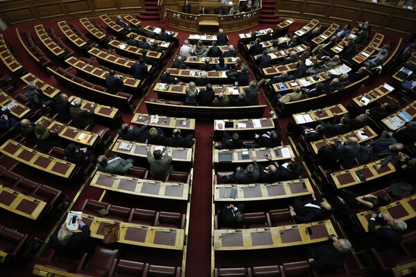 Βουλή: Υπερψηφίστηκαν τα μέτρα στήριξης για το δυστύχημα των Τεμπών