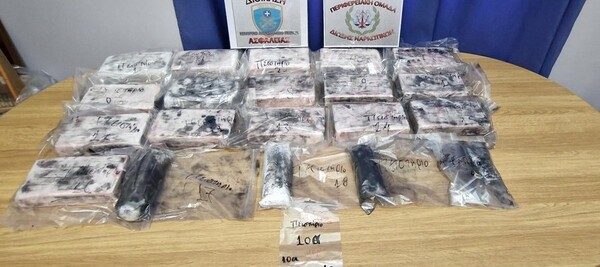 Βρήκαν 17 κιλά κοκαΐνη σε πλοίο με εμπορευματοκιβώτια στον Πειραιά - Μετέφερε μπανάνες