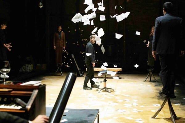 «Η αφιέρωση» του Μπότο Στράους στο θέατρο Σφενδόνη σε σκηνοθεσία-δραματουργία Χάρη Φραγκούλη
