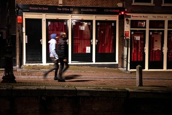 «Εδώ δεν είναι ζωολογικός κήπος»: Γιατί διαμαρτύρονται οι σεξεργάτριες του Άμστερνταμ 