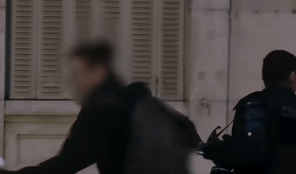 Γαλλία: Διαδηλωτής ξεφεύγει μέσα από τα χέρια αστυνομικού-Τo βίντεο που έγινε viral 