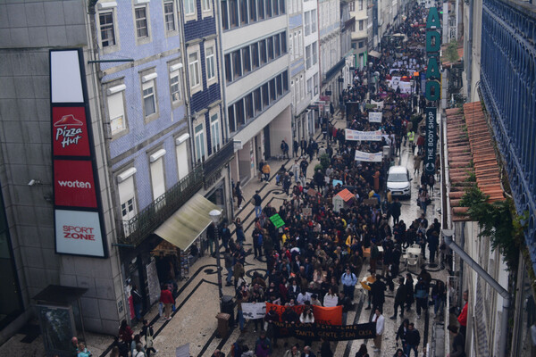 Χιλιάδες στους δρόμους της Πορτογαλίας για τα αυξημένα ενοίκια: «Δικαίωμα ή προνόμιο;»