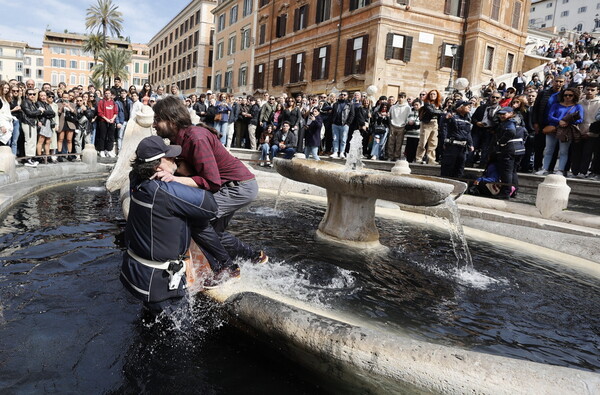Ρώμη: Ακτιβιστές έριξαν μαύρο υγρό στο ιστορικό σιντριβάνι της Πιάτσα ντι Σπάνια