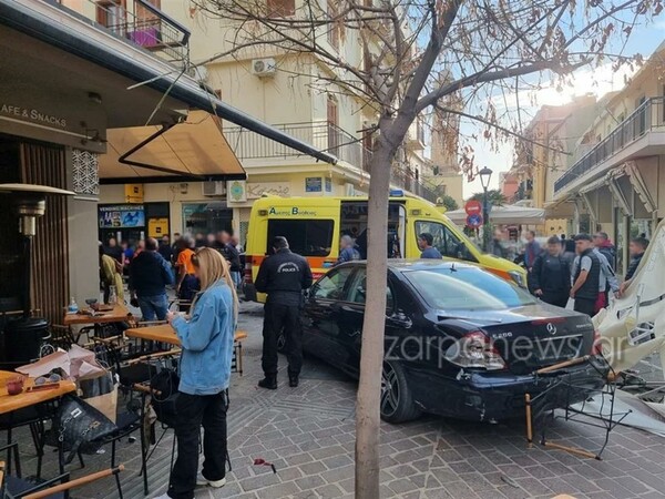 Χανιά: Αυτοκίνητο «εισέβαλε» σε καφετέρια-Δύο τραυματισμένες γυναίκες