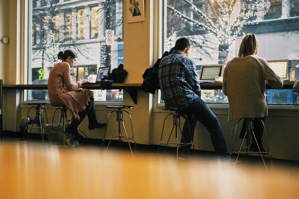 Τελικά, τι ψάχνουν Millennials και Gen Z στον χώρο εργασίας; Και πόσο διαφέρουν μεταξύ τους;