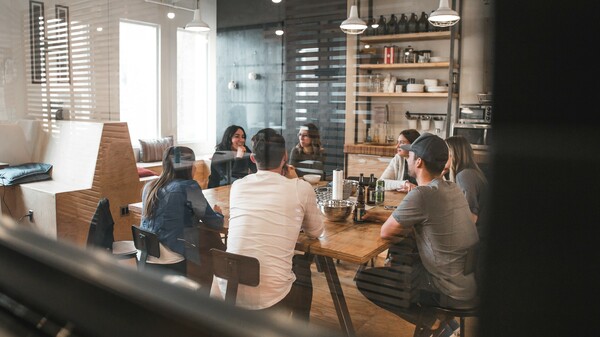 Τελικά, τι ψάχνουν Millennials και Gen Z στον χώρο εργασίας; Και πόσο διαφέρουν μεταξύ τους;