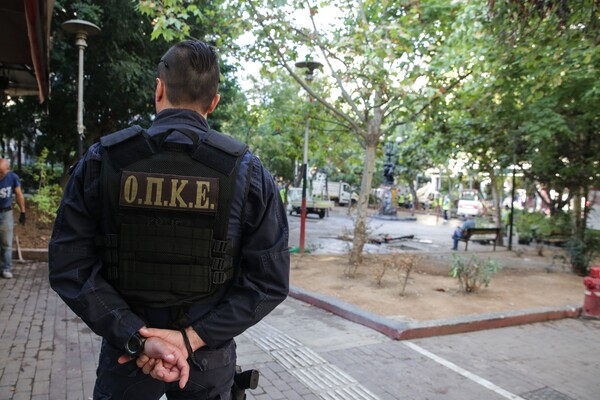 Συνελήφθη γνωστός τράπερ με πιστόλι στο Ίλιον από την ΟΠΚΕ