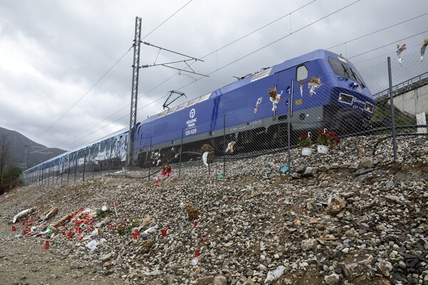 Τέμπη: Η στιγμή που το πρώτο Intercity περνά από το σημείο του δυστυχήματος