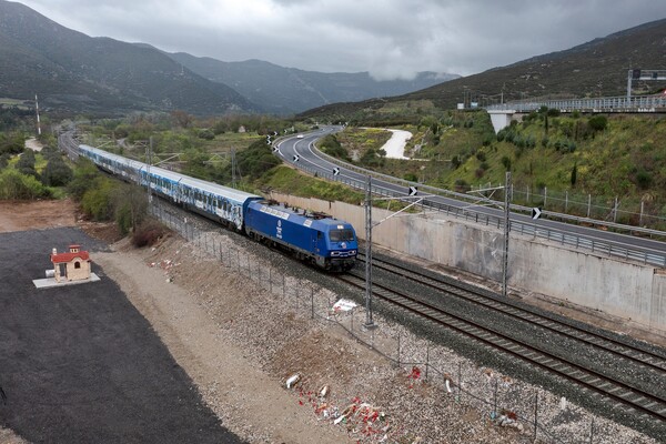 Τέμπη: Η στιγμή που το πρώτο Intercity περνά από το σημείο του δυστυχήματος