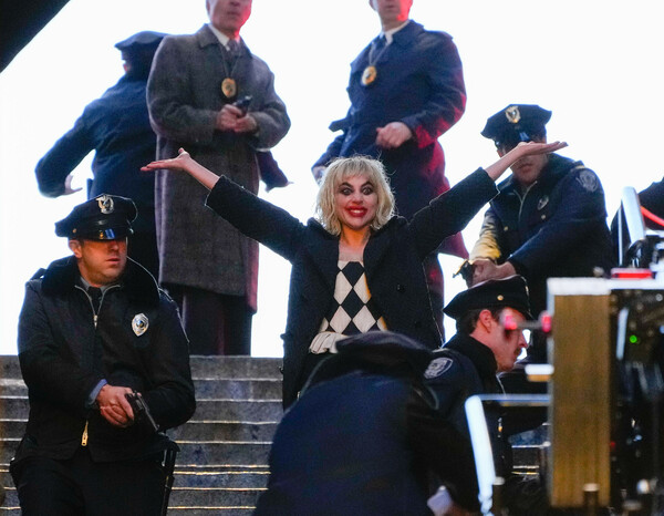 «Joker: Folie à Deux»: Lady Gaga και Χοακίν Φίνιξ έκαναν γύρισμα στα διάσημα σκαλιά της Νέας Υόρκης