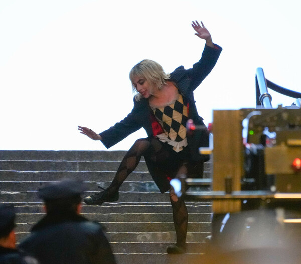 «Joker: Folie à Deux»: Lady Gaga και Χοακίν Φίνιξ έκαναν γύρισμα στα διάσημα σκαλιά της Νέας Υόρκης
