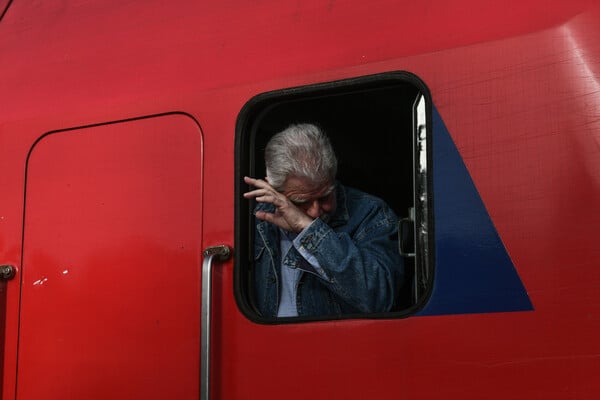 Τέμπη: Η στιγμή που το πρώτο Intercity περνά από το σημείο του δυστυχήματος