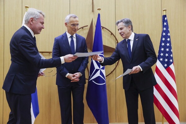 NATO: Έγινε πράξη η ένταξη της Φινλανδίας-Πρώτη επίθεση εναντίον της στον κυβερνοχώρο 