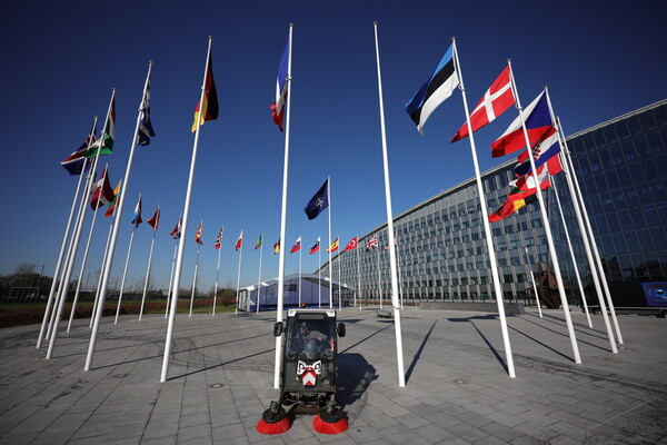 NATO: Έγινε πράξη η ένταξη της Φινλανδίας-Πρώτη επίθεση εναντίον της στον κυβερνοχώρο