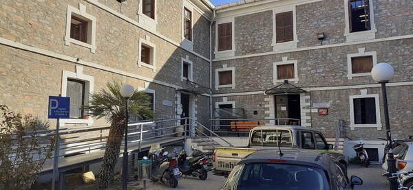 Βόλος: 30χρονος μπήκε σε κτίριο δημόσιων Υπηρεσιών και άρχισε να αυνανίζεται