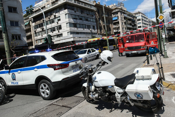 Επεισόδια στην ΑΣΟΕΕ: Περιπολικό δέχθηκε επίθεση με πέτρες - Αστυνομικός πυροβόλησε στον αέρα