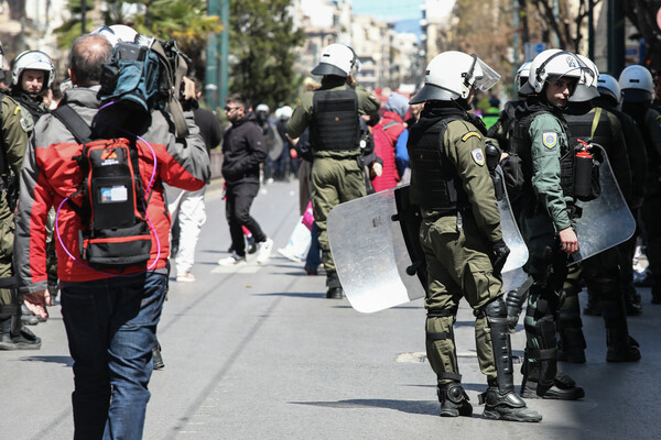 Επεισόδια στην ΑΣΟΕΕ: Περιπολικό δέχθηκε επίθεση με πέτρες - Αστυνομικός πυροβόλησε στον αέρα