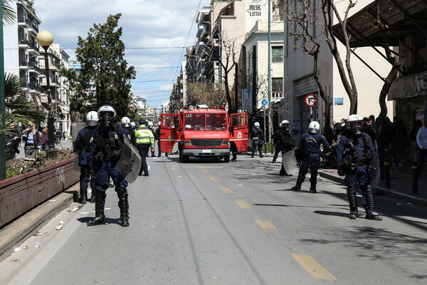 Επεισόδια στην ΑΣΟΕΕ: Περιπολικό δέχθηκε επίθεση με πέτρες - Αστυνομικός πυροβόλησε στον αέρα