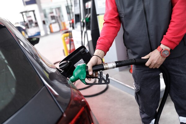 Καύσιμα: Νέα αύξηση στην τιμή, ξεπέρασε τα 2 ευρώ η αμόλυβδη - «Οι προβλέψεις δεν είναι καλές»